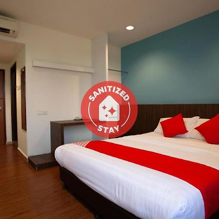 โอโย 89487 สเปซ โฮเต็ล Hotel เกอลวง ภายนอก รูปภาพ