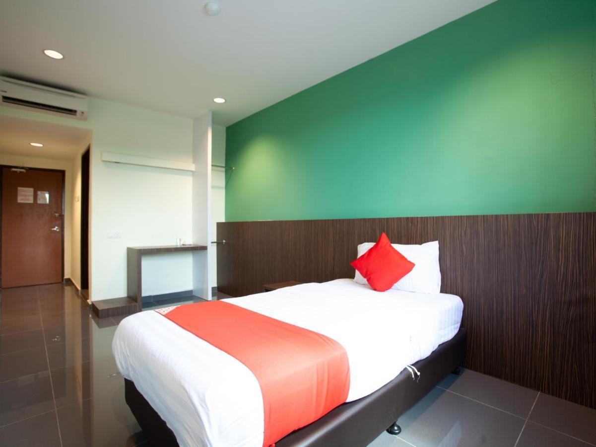 โอโย 89487 สเปซ โฮเต็ล Hotel เกอลวง ภายนอก รูปภาพ